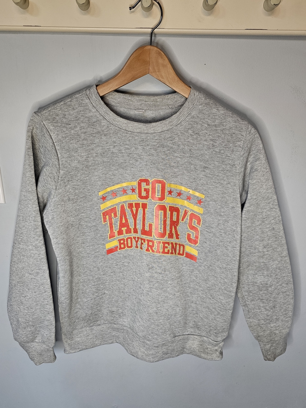 Go Taylor's Boyfriend Kids Graphic Crewneck Sweatshirt Size 10/12 Gray